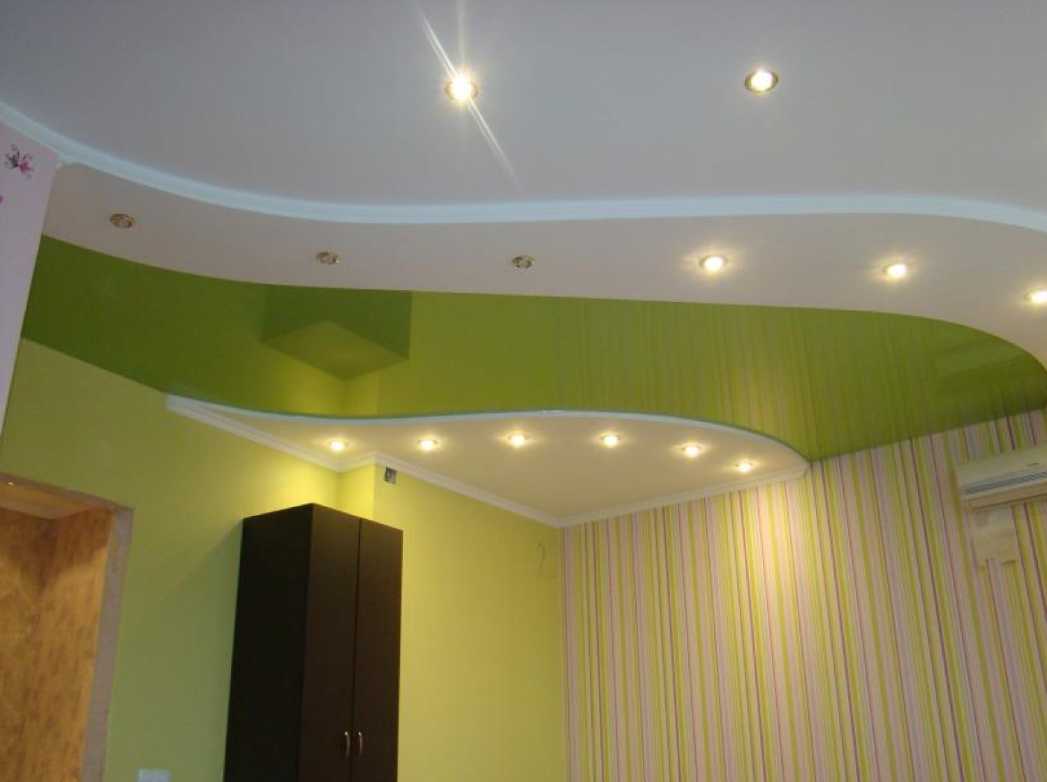 Зеленый двухуровневый потолок