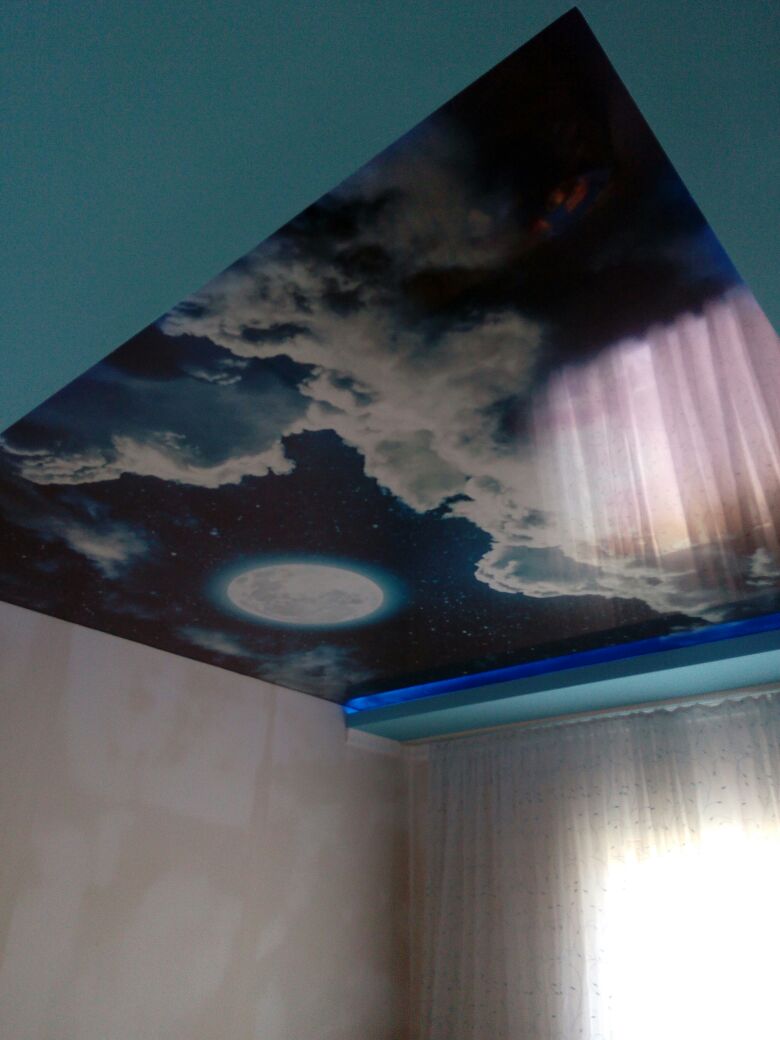 Натяжной потолок с фотопечатью космос