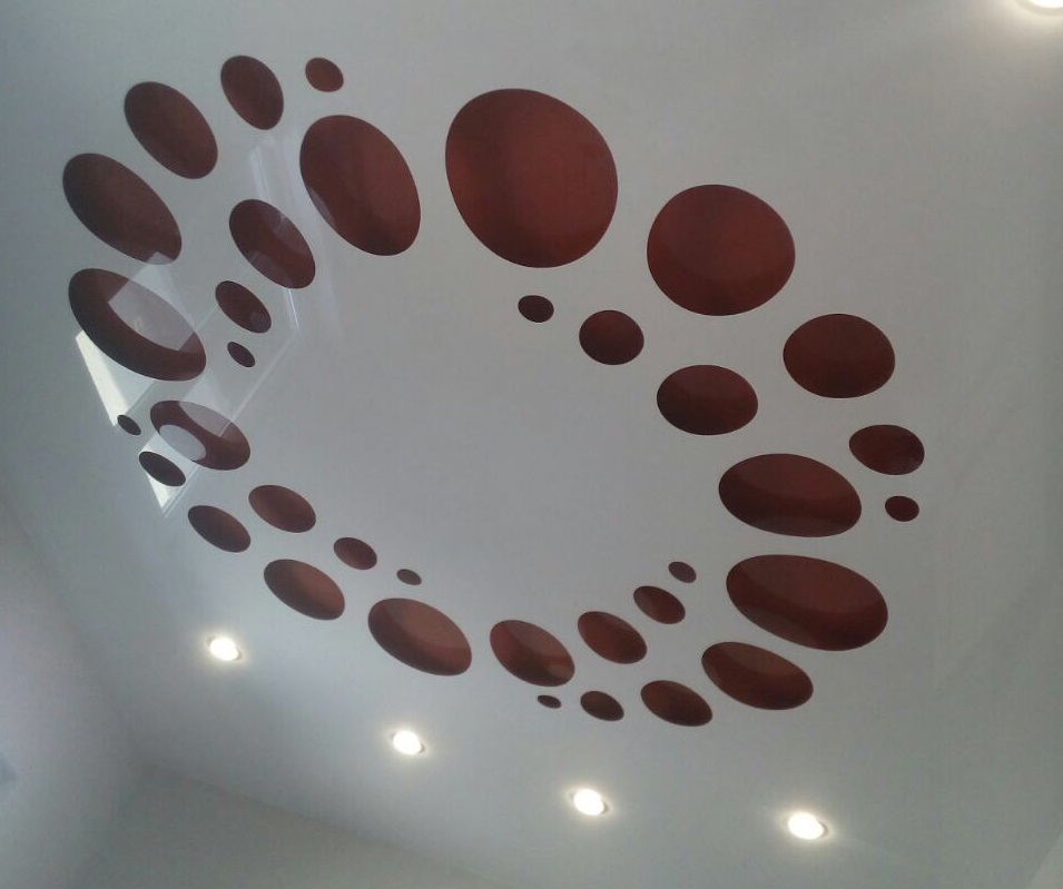 Натяжной потолок апплей с красным фоном