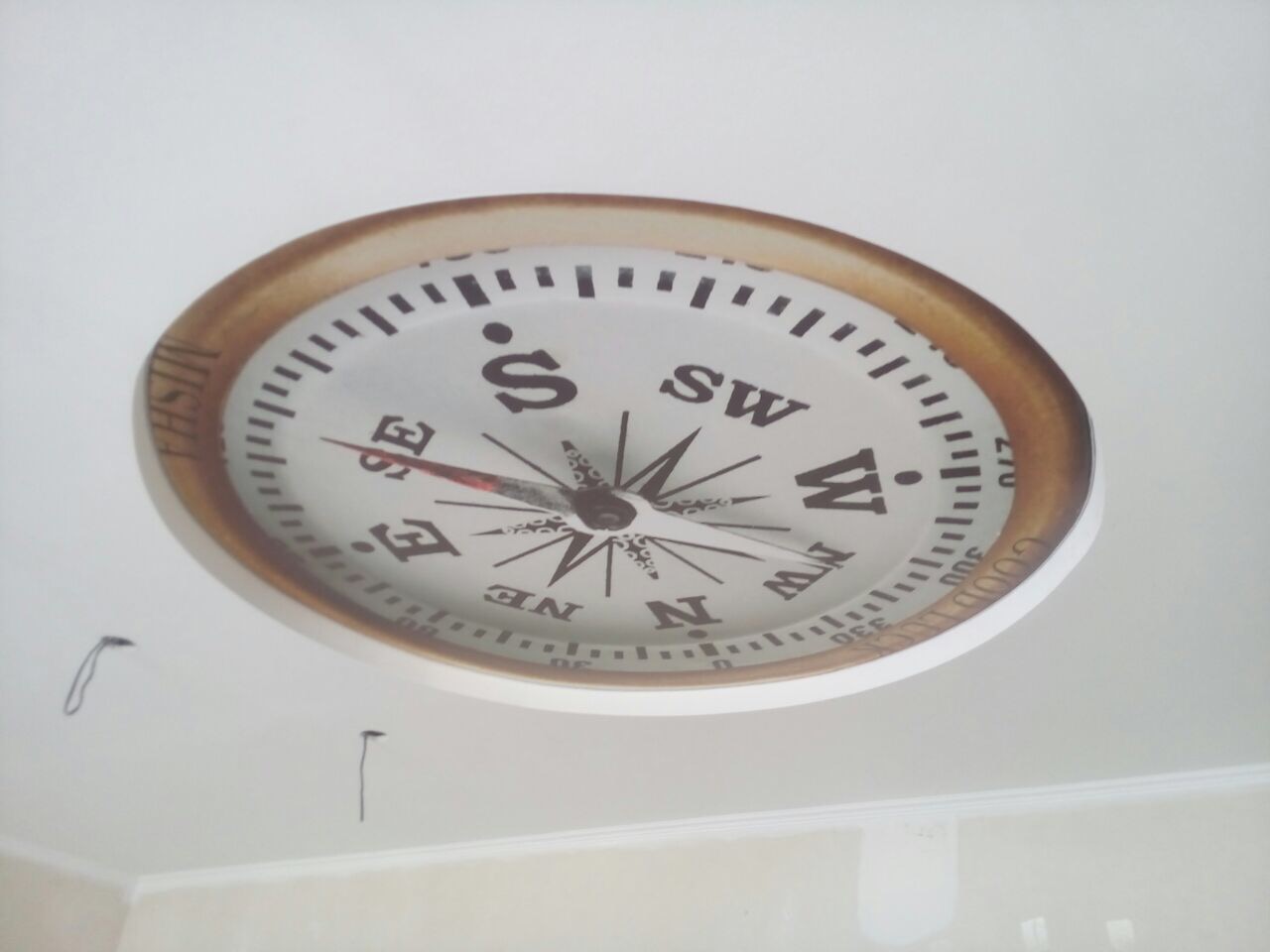 Натяжной потолок с фотопечатью компас по индивидуальному дизайну